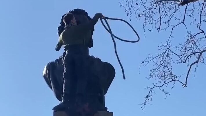 Вандалы набросили петлю на памятник Александру Пушкину в Одессе - РИА Новости, 1920, 13.04.2025