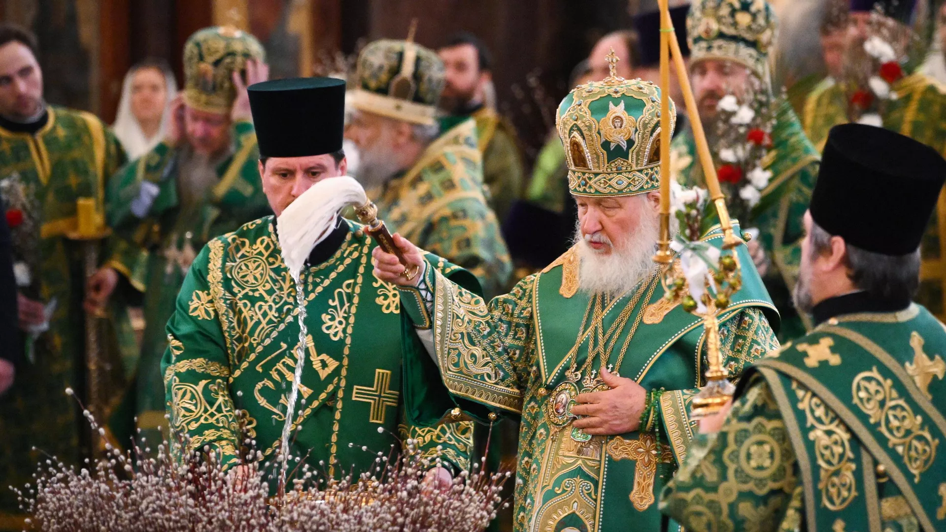 Патриарх Московский и всея Руси Кирилл освещает ветви вербы в канун Вербного воскресенья в кафедральном соборном храме Христа Спасителя в Москве. 12 апреля 2025 - РИА Новости, 1920, 12.04.2025