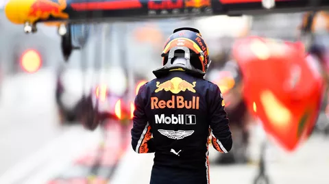 Логотип RedBull на форме пилота