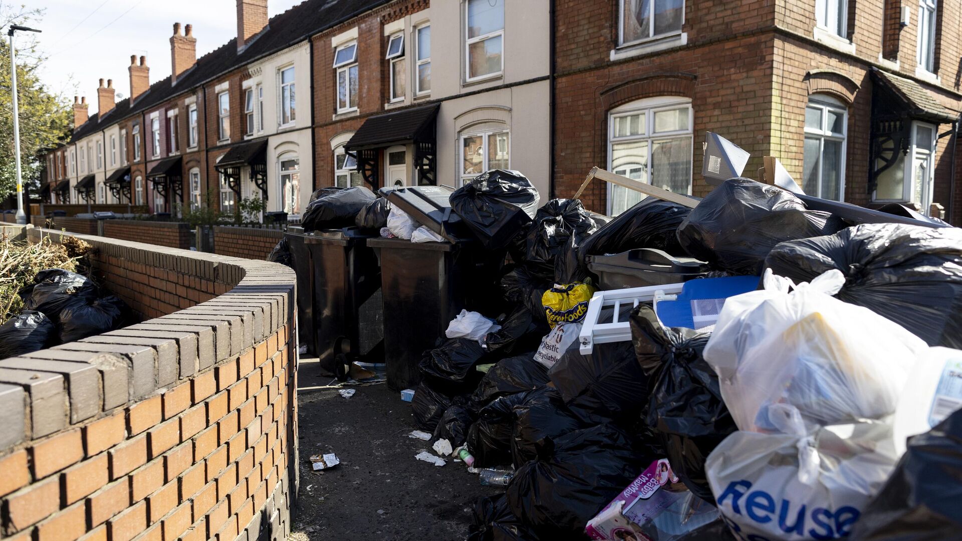 Улицы в Бирмингеме из-за забастовок мусорщиков Улицы в Бирмингеме из-за забастовок мусорщиков - РИА Новости, 1920, 14.04.2025