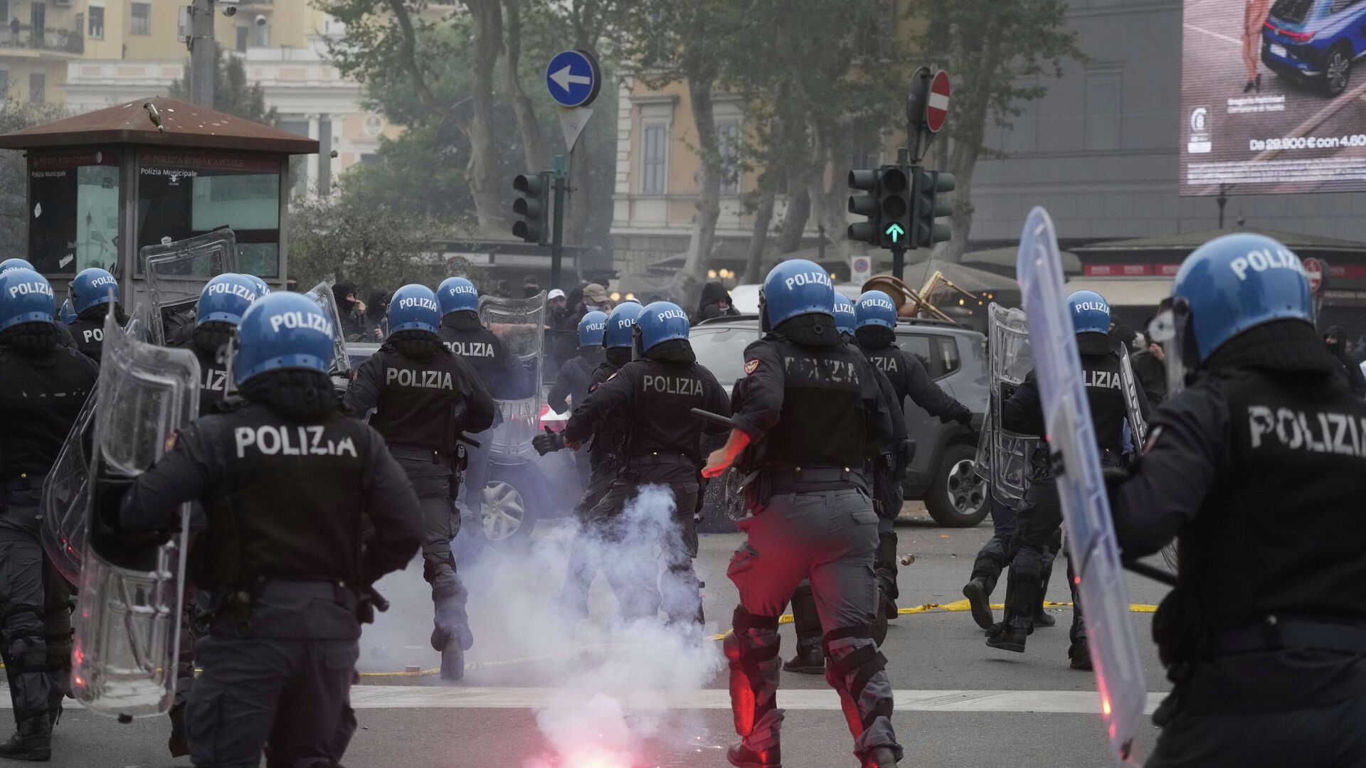 Сотрудники полиции в столкновениях с футбольными фанатами в Риме перед столичным дерби между Лацио и Ромой - РИА Новости, 1920, 14.12.2025