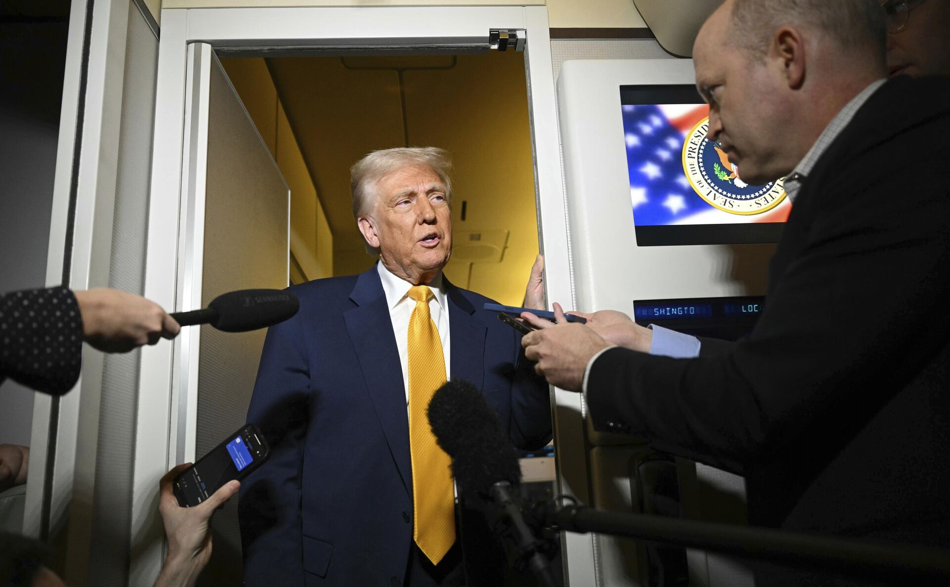 Президент Дональд Трамп общается с журналистами на борту Air Force One Президент Дональд Трамп общается с журналистами на борту Air Force One - РИА Новости, 1920, 17.04.2025