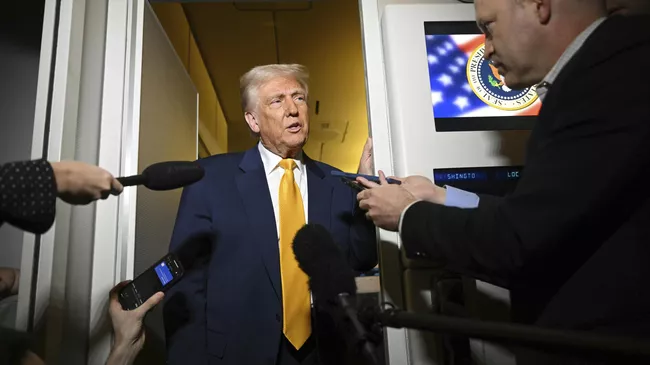 Президент Дональд Трамп общается с журналистами. 13 апреля 2025