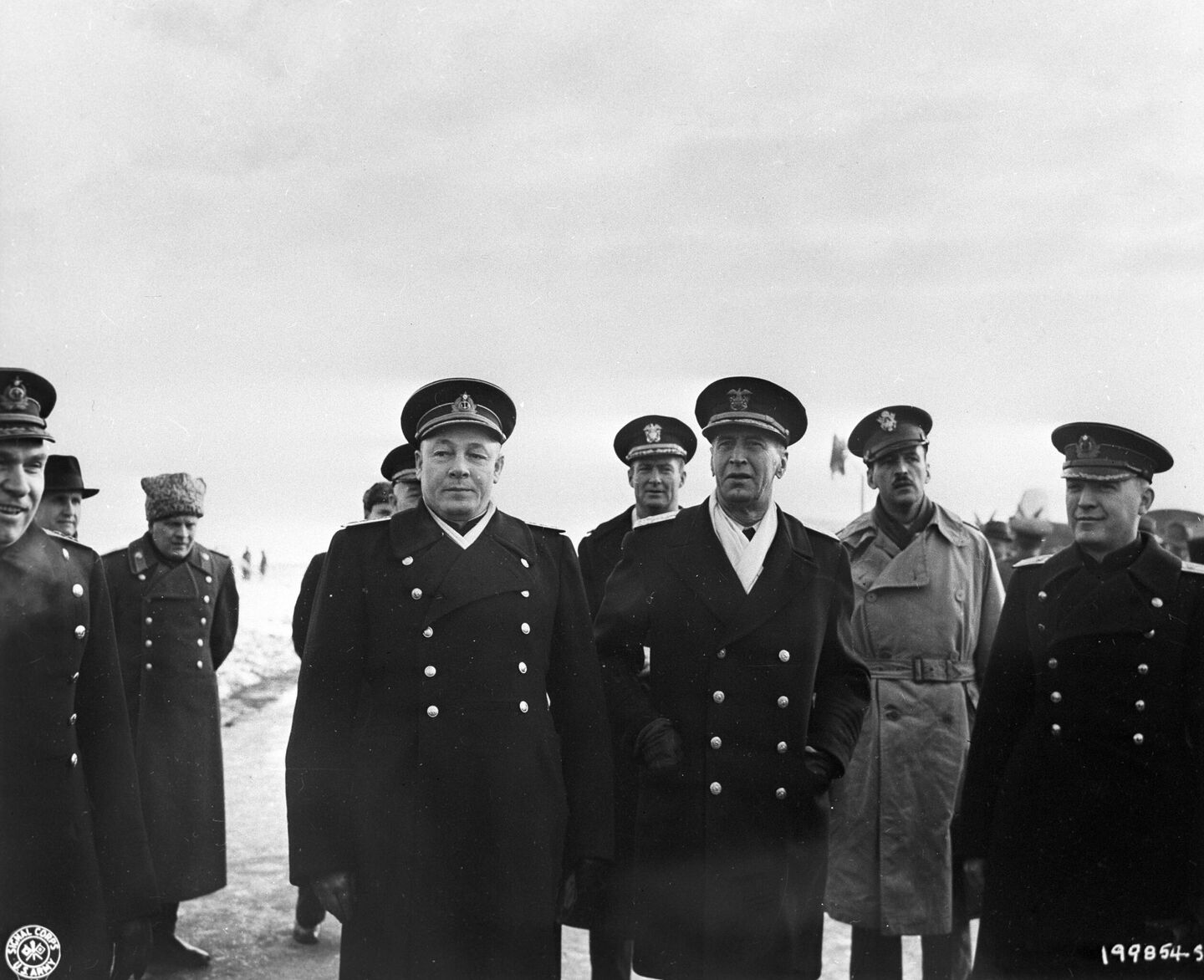 Народный комиссар ВМФ СССР адмирал Николай Кузнецов и главнокомандующий ВМФ США адмирал флота Эрнест Кинг и сопровождающие их лица в аэропорту во время Ялтинской конференции Народный комиссар ВМФ СССР адмирал Николай Кузнецов и главнокомандующий ВМФ США адмирал флота Эрнест Кинг и сопровождающие их лица в аэропорту во время Ялтинской конференции