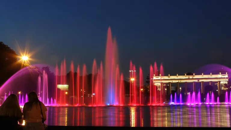 Отдыхающие возле Фигурного фонтана в Центральном парке культуры и отдыха имени Горького в Москве Отдыхающие возле Фигурного фонтана в Центральном парке культуры и отдыха имени Горького в Москве