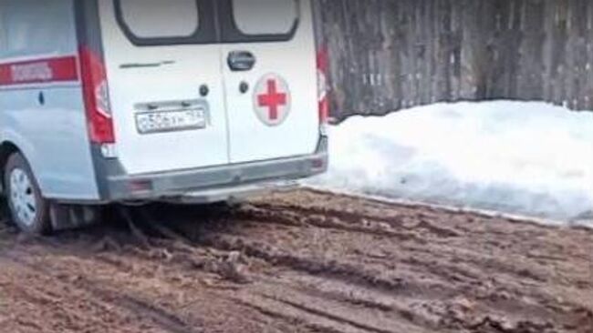 Автомобиль скорой помощи застрял на дороге в деревне Шабуничи в Краснокамском округе Пермского края