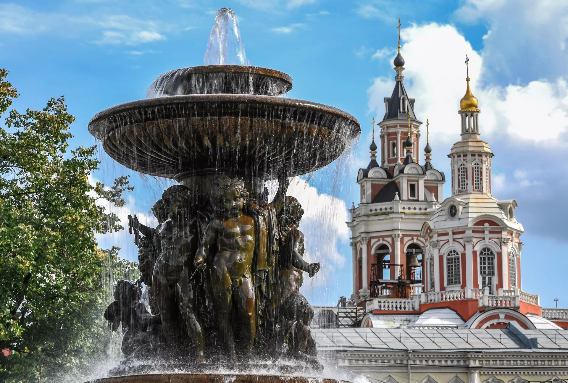 Фонтан Витали в сквере на Театральной площади в Москве Фонтан Витали в сквере на Театральной площади в Москве - РИА Новости, 1920, 14.04.2025