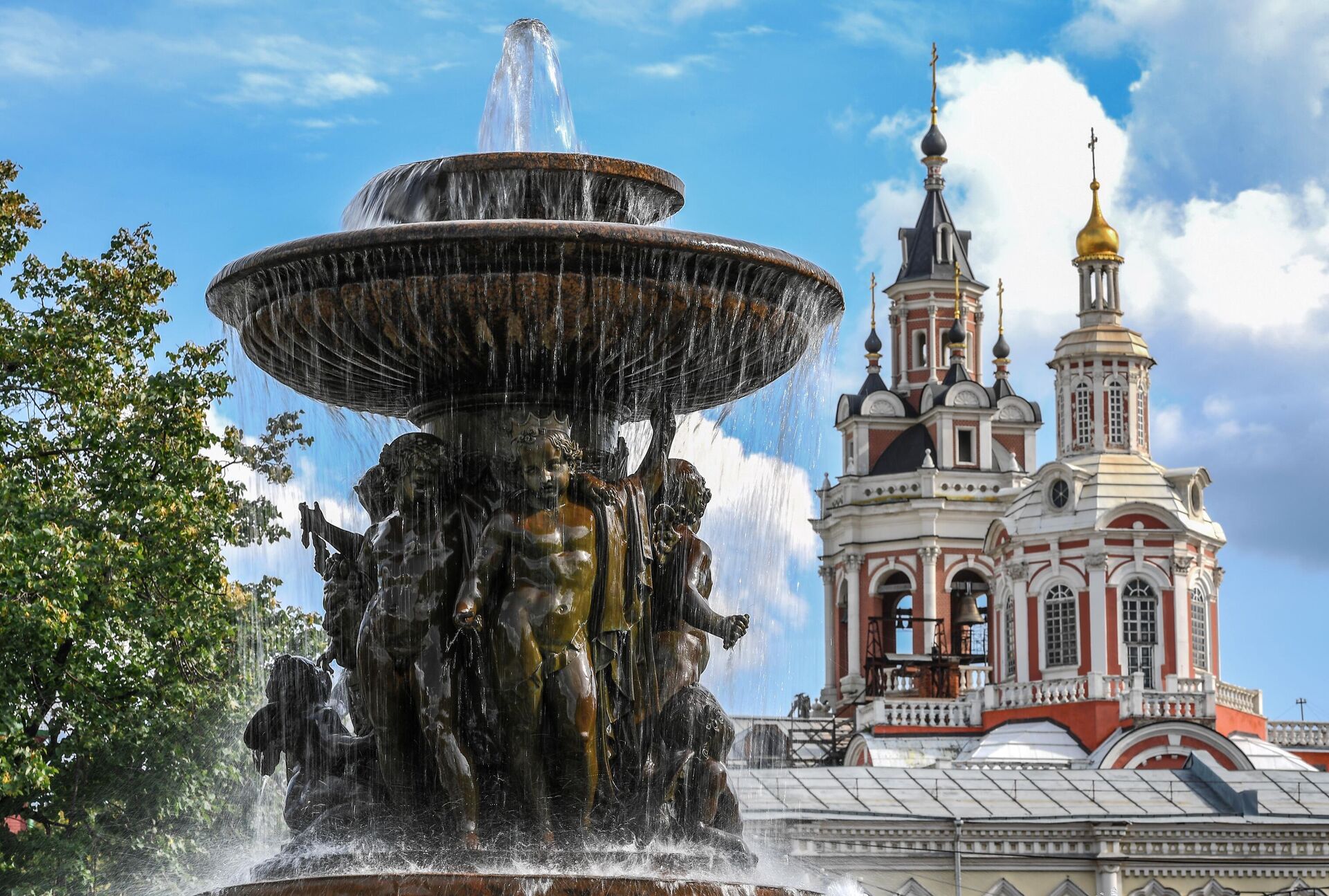 Фонтан Витали в сквере на Театральной площади в Москве Фонтан Витали в сквере на Театральной площади в Москве - РИА Новости, 1920, 14.04.2025