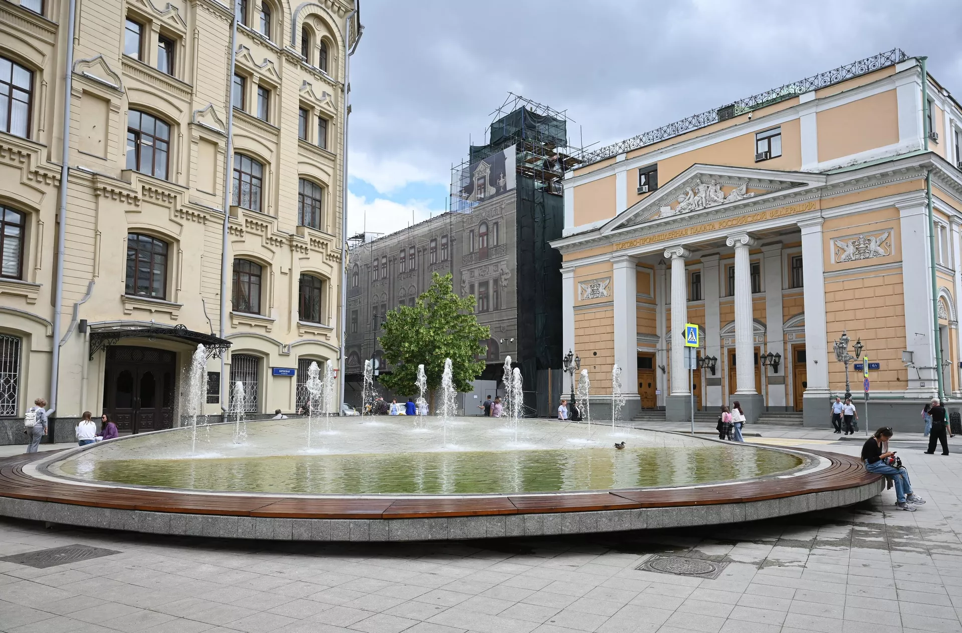 Фонтан на Биржевой площади в Москве Фонтан на Биржевой площади в Москве - РИА Новости, 1920, 14.04.2025