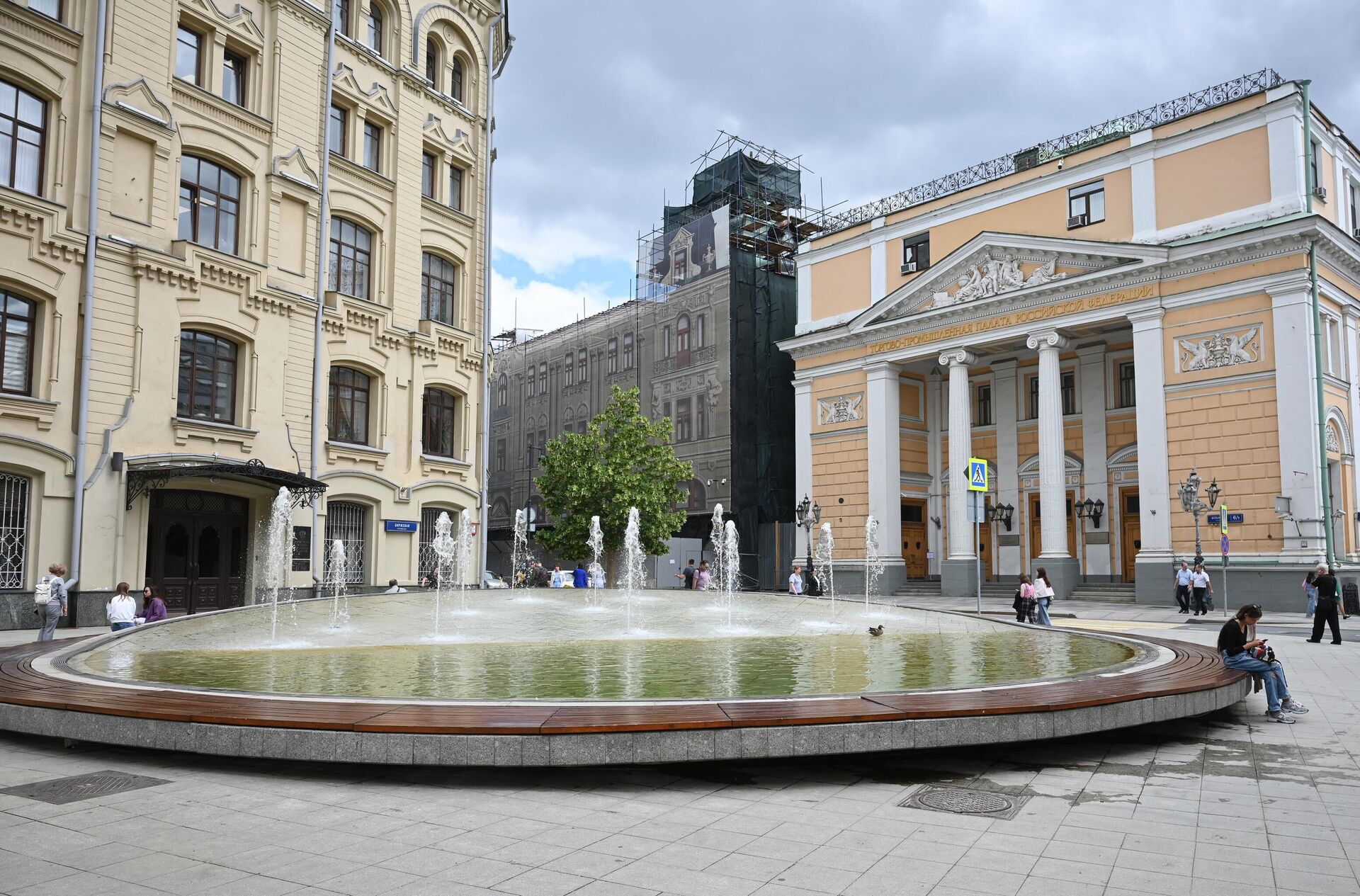 Фонтан на Биржевой площади в Москве Фонтан на Биржевой площади в Москве - РИА Новости, 1920, 14.04.2025