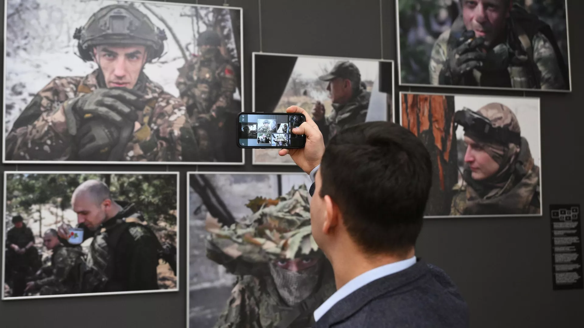 Посетитель на выставке Защитники Отечества с работами военных фотокорреспондентов РИА Новости из зоны специальной военной операции в Музее Победы - РИА Новости, 1920, 14.04.2025