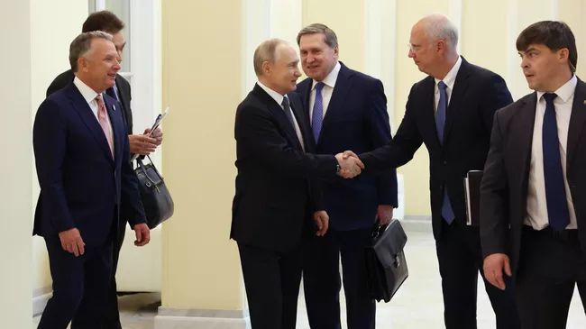 Президент РФ Владимир Путин и спецпосланник президента США по Ближнему Востоку Стивен Уиткофф во время встречи