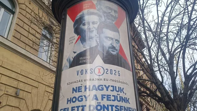 Плакат с изображениями Владимира Зеленского, Урсулы фон дер Ляйен и Манфреда Вебера в Будапеште