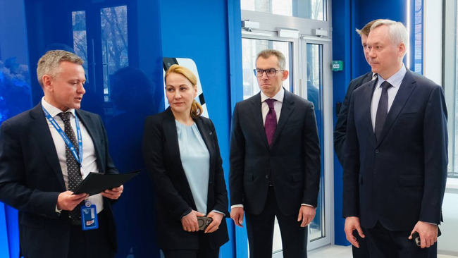 Заместитель председателя правления Газпромбанка Дмитрий Зауэрс и губернатор Новосибирской области Андрей Травников в офисе Газпромбанка Заместитель председателя правления Газпромбанка Дмитрий Зауэрс и губернатор Новосибирской области Андрей Травников в офисе Газпромбанка