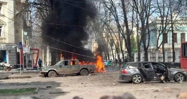 Автомобили с тактическими знаками ВСУ на месте ракетного удара по Сумам Автомобили с тактическими знаками ВСУ на месте ракетного удара по Сумам - РИА Новости, 1920, 14.04.2025