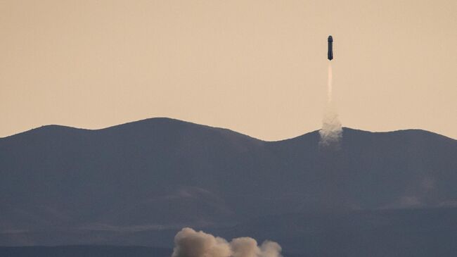 Ракета New Shepard компании Blue Origin стартует с пусковой площадки в Ван-Хорне, штат Техас