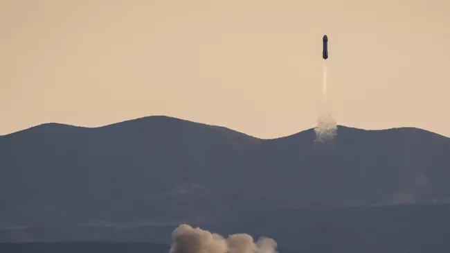 Ракета New Shepard компании Blue Origin стартует с пусковой площадки в Ван-Хорне, штат Техас