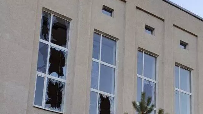 Последствия атаки ВСУ на здание администрации города Токмак в Запорожской области. 14 апреля 2025