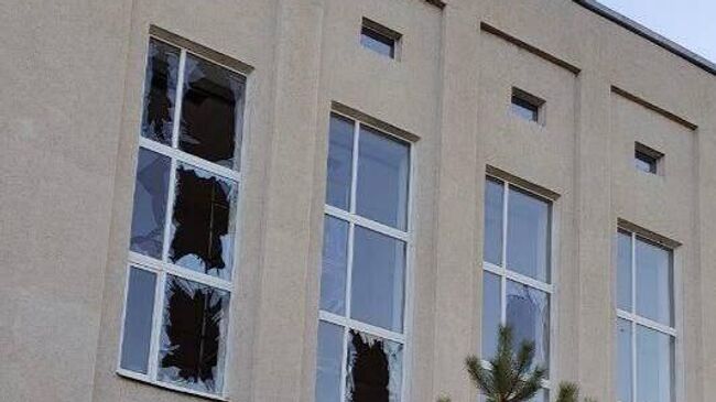 Последствия атаки ВСУ на здание администрации города Токмак в Запорожской области. 14 апреля 2025