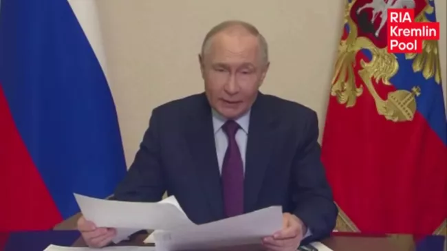 Путин попросил доложить о ликвидации последствий крушения танкеров в Черном море
