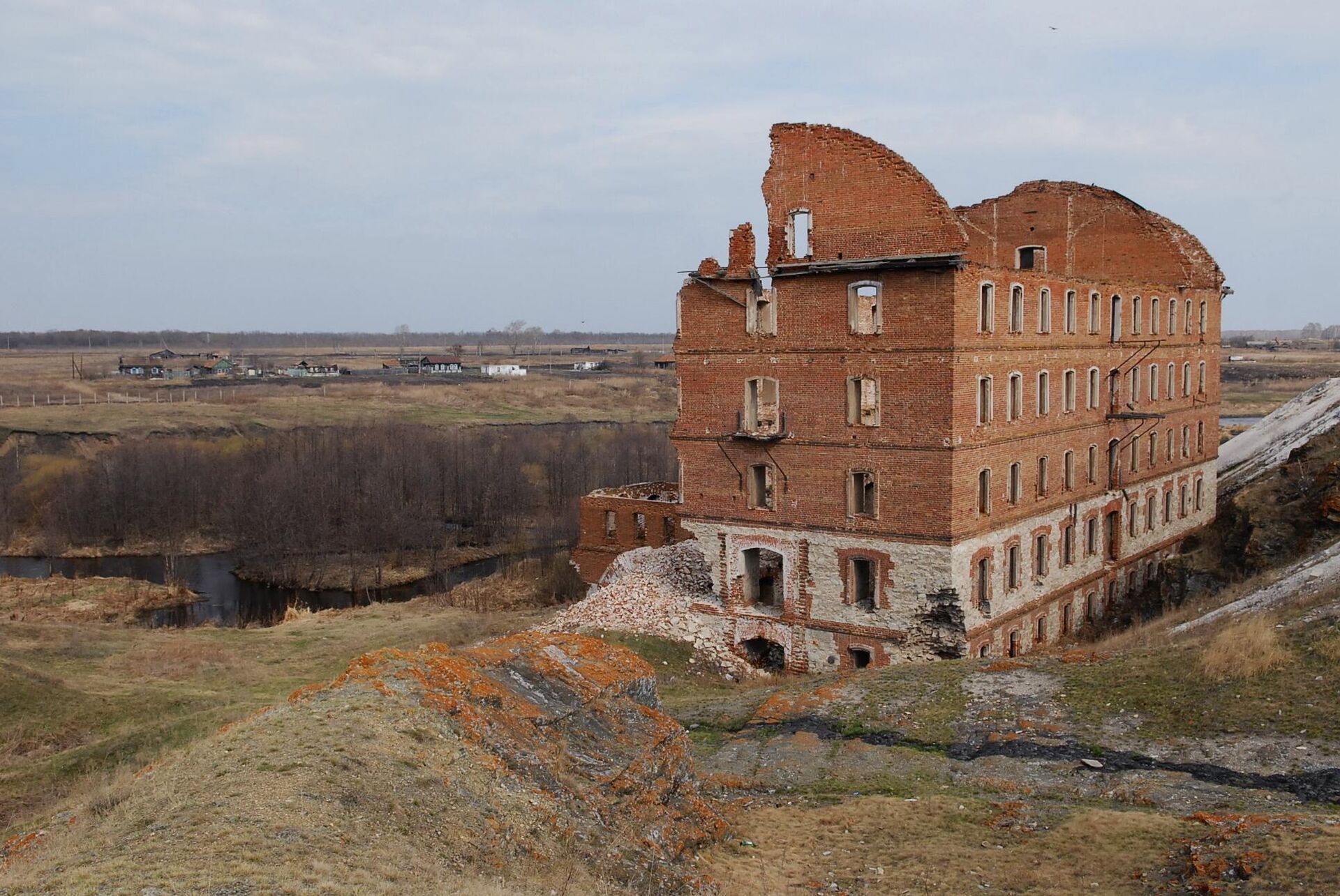 Деревня Муслюмово, пострадавшая от радиации в результате крупной радиационной техногенной аварии (Кыштымская трагедия) на химкомбинате НПО Маяк в 1957 году Деревня Муслюмово, пострадавшая от радиации в результате крупной радиационной техногенной аварии (Кыштымская трагедия) на химкомбинате НПО Маяк в 1957 году - РИА Новости, 1920, 07.10.2025