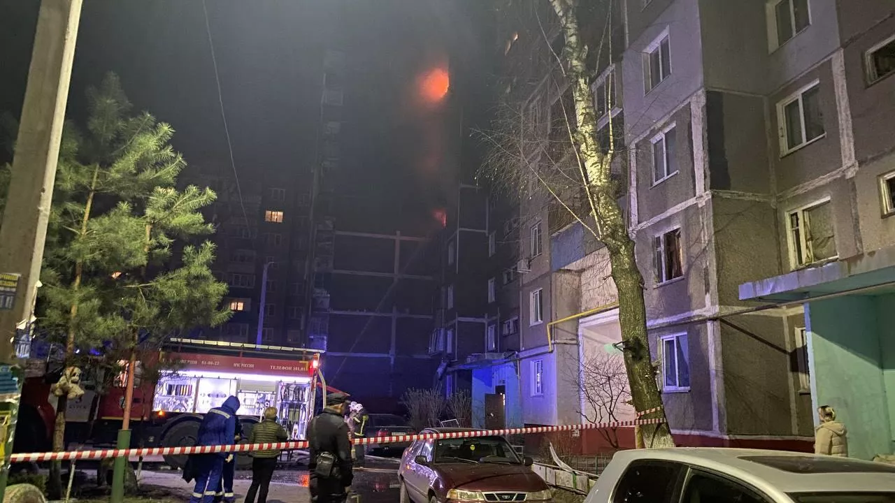 В Курске после массированной атаки БПЛА загорелось несколько домов - РИА Новости, 1920, 15.04.2025