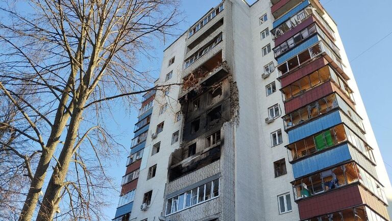 Последствия атаки дрона на жилой дом в Курске Последствия атаки дрона на жилой дом в Курске