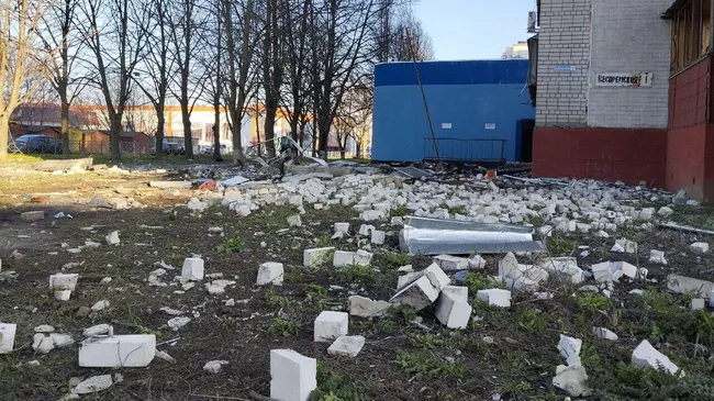 Последствия атаки украинских БПЛА на улице Веспремской в Курске