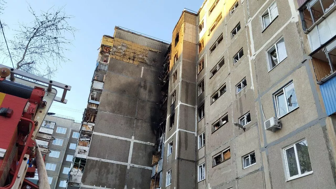 Последствия атаки ВСУ по жилым домам на улице Орловская в Курске - РИА Новости, 1920, 05.05.2025