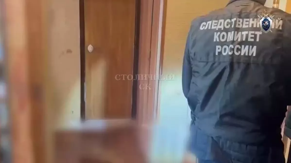 Сотрудник СК России на месте убийства мужчины в юго-западе Москвы. 15 апреля 2025 - РИА Новости, 1920, 15.04.2025