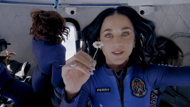 Американская певица Кэти Перри на борту суборбитального корабля New Shepard