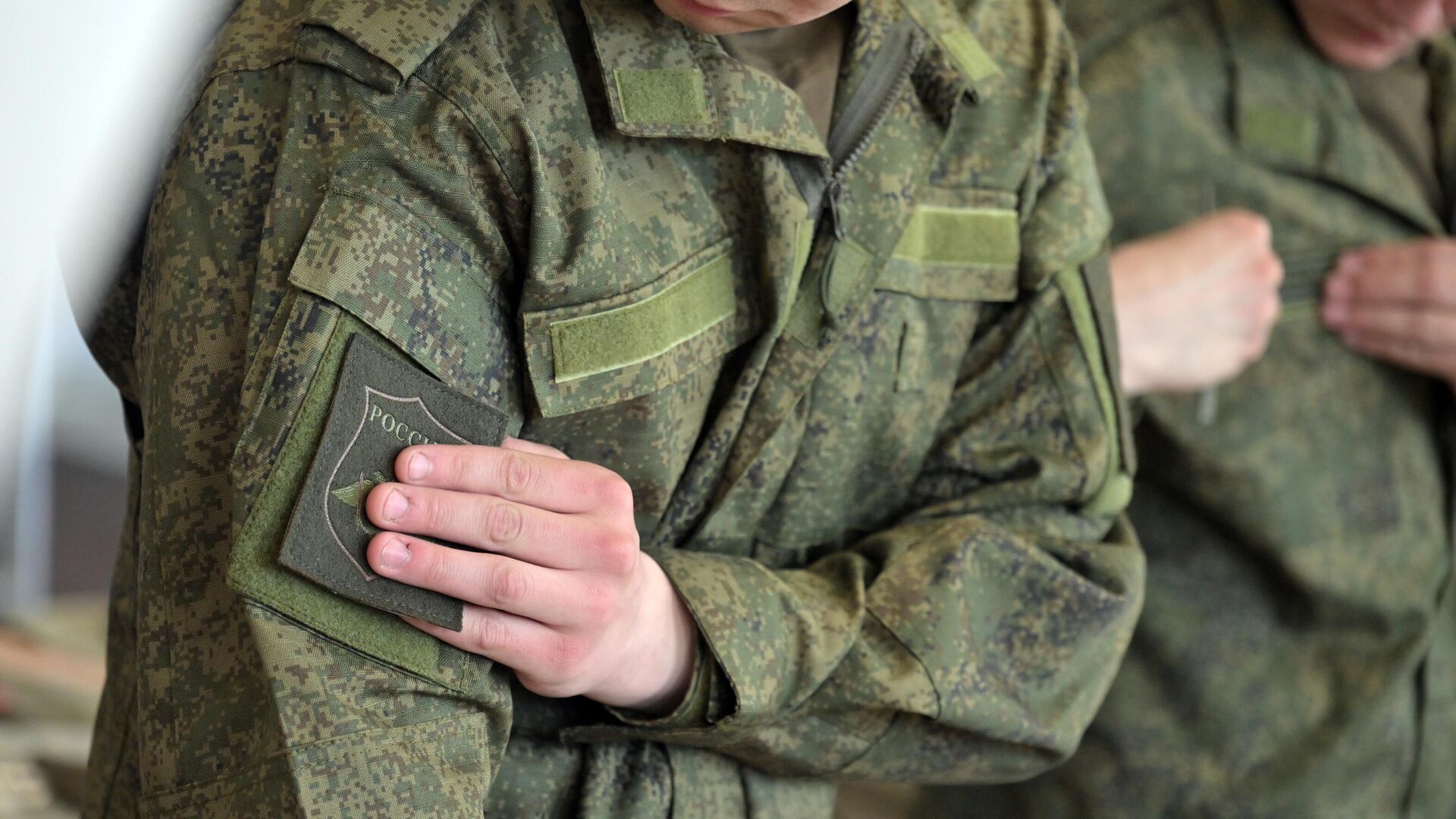 Призывники во время получения вещевого довольствия перед отправкой в части Вооруженных сил РФ
