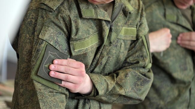 Призывники во время получения вещевого довольствия перед отправкой в части Вооруженных сил России Призывники во время получения вещевого довольствия перед отправкой в части Вооруженных сил России