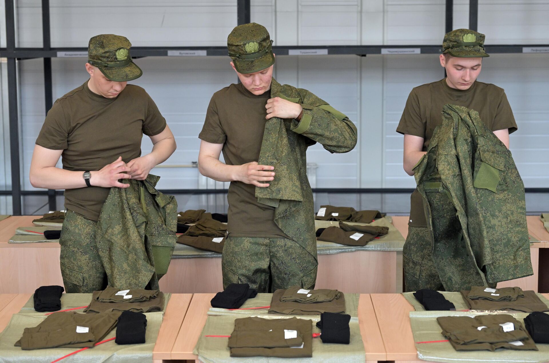 Призывники во время получения вещевого довольствия перед отправкой в части Вооруженных сил России - РИА Новости, 1920, 30.09.2025