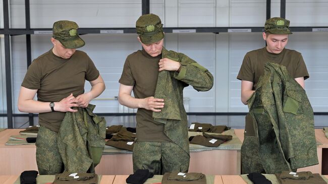 Призывники во время получения вещевого довольствия перед отправкой в части Вооруженных сил России