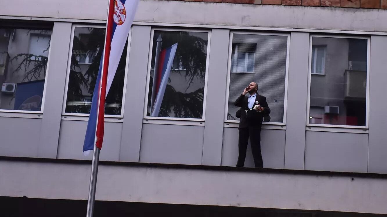Участник протеста у здания Радио и телевидения Сербии в Белграде - РИА Новости, 1920, 15.04.2025