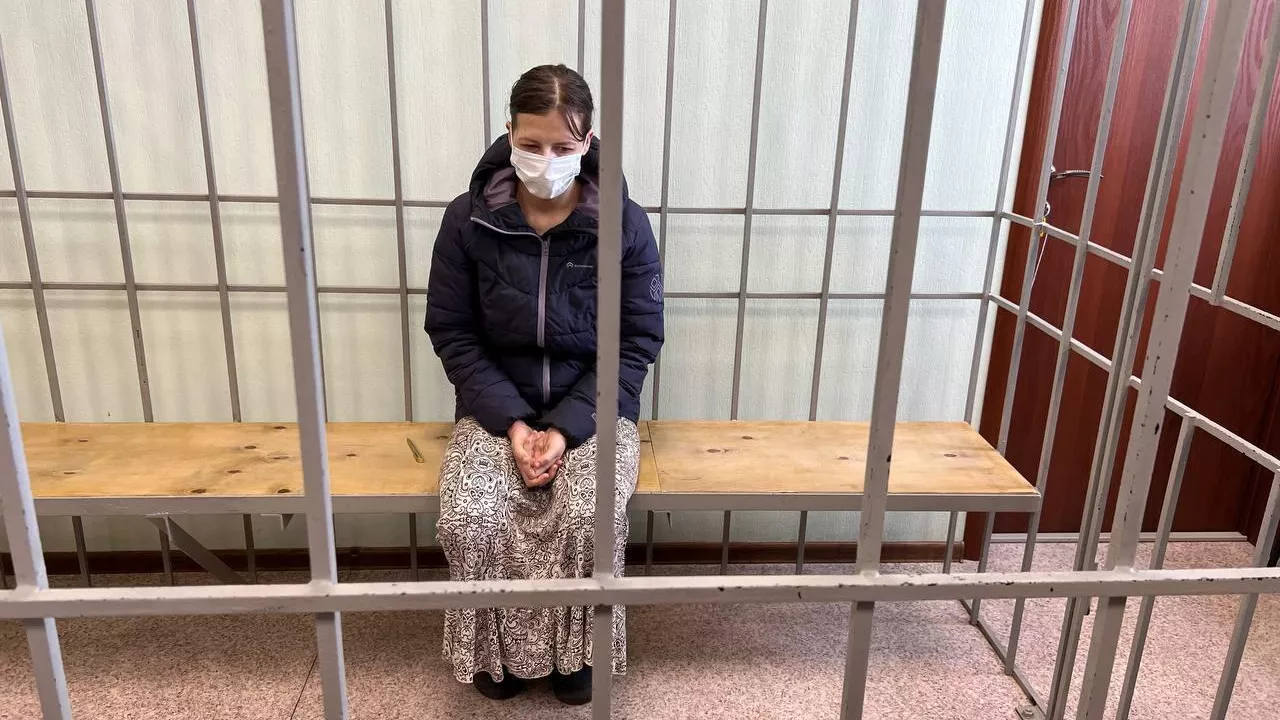 Обвиняемая в убийстве троих детей с особой жестокостью во время избрания меры пресечения в Центральном  районном суде города Красноярска - РИА Новости, 1920, 18.04.2025