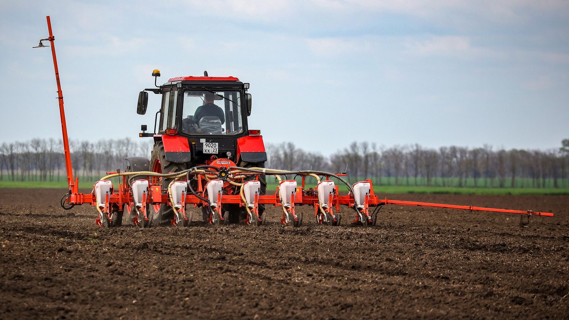 Трактор в поле - РИА Новости, 1920, 14.08.2025