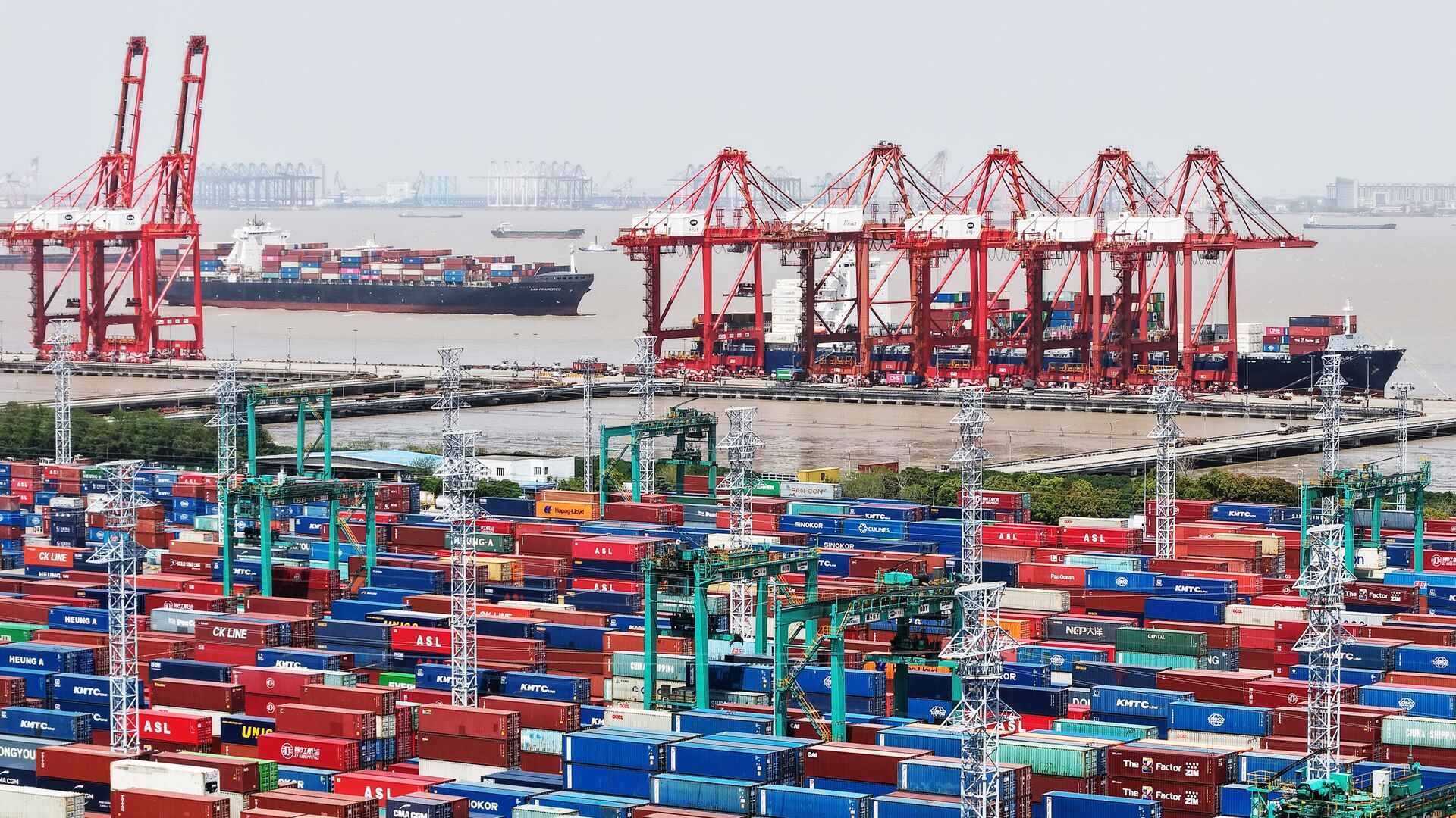 Порт Шанхая Порт Шанхая - РИА Новости, 1920, 14.10.2025