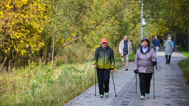 Люди отдыхают в парке Яуза в Москве