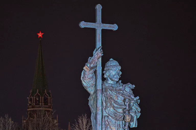 Памятник князю Владимиру на Боровицкой площади в Москве. Памятник князю Владимиру на Боровицкой площади в Москве.