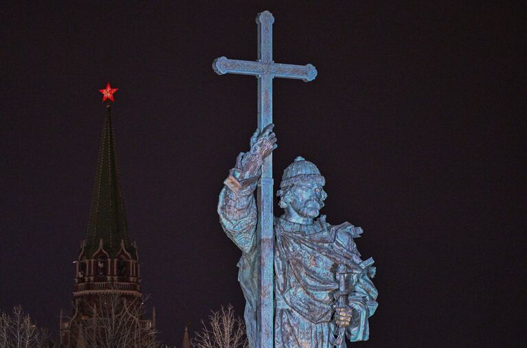 Памятник князю Владимиру на Боровицкой площади в Москве.