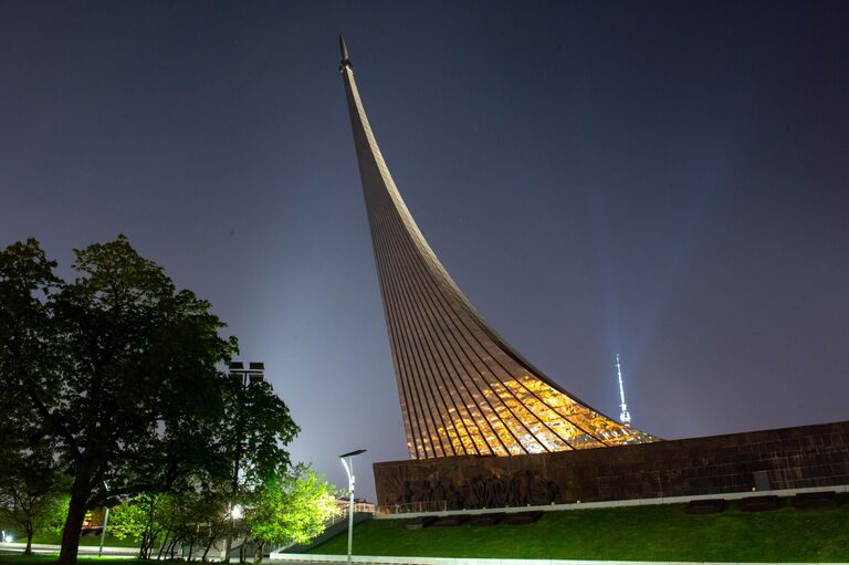 Памятник покорителям космоса на ВДНХ в Москве