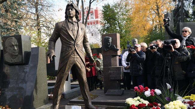 Открытие памятника Д. Хворостовскому на Новодевичьем кладбище
