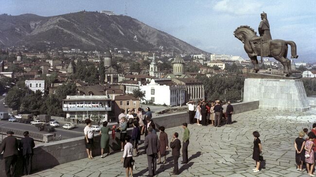 Вид на старую часть города Тбилиси и памятник основателю Тбилиси - Вахтангу Горгасали