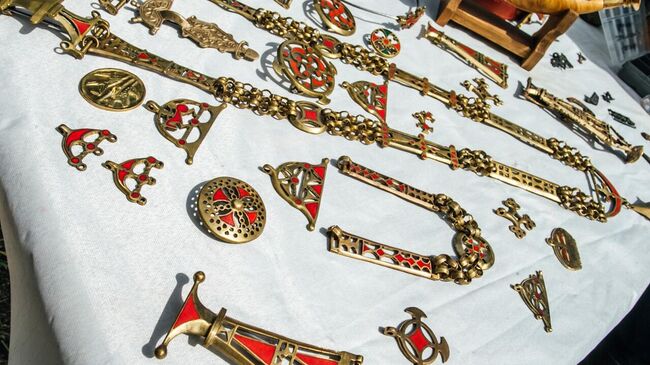 Реконструкции вещей с выемчатыми эмалями, выполненные мастерской Руна (город Обоянь) в 2019 году