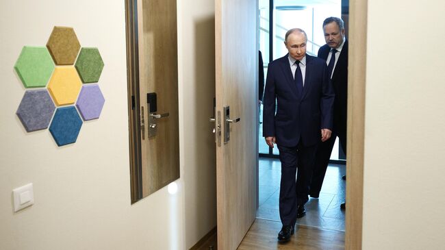 Президент РФ Владимир Путин во время посещения МГТУ им. Н.Э  Баумана. 16 апреля 2025