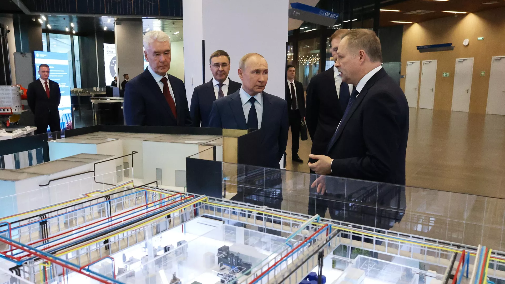 Президент РФ Владимир Путин во время посещения МГТУ им. Н.Э  Баумана - РИА Новости, 1920, 16.04.2025