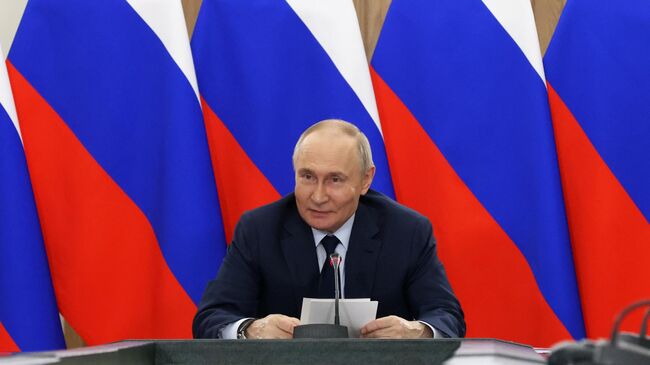 Президент России Владимир Путин на площадке МГТУ имени Баумана проводит совещание по вопросам развития космической деятельности