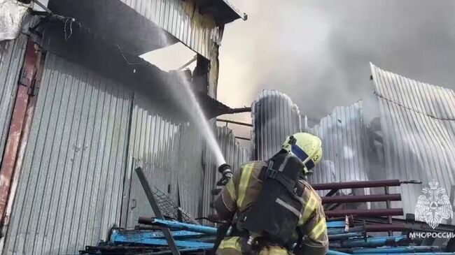 Тушение пожара в цеху по производству лодок из ПВХ в Башкортостане